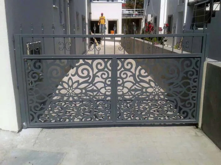 Çiçek motifli dekoratif metal bahçe kapısı