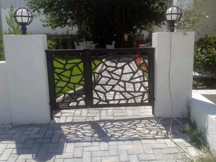 Geometrik lazer kesim bahçe kapısı