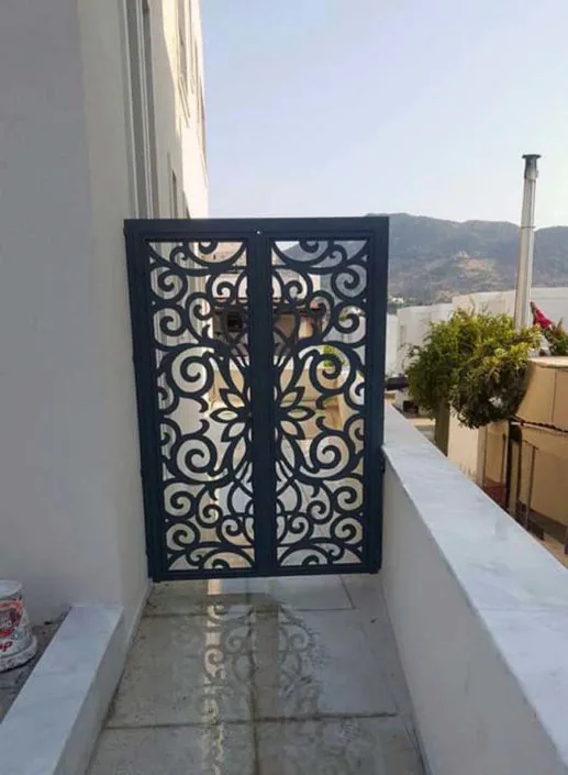 Dekoratif lazer kesim balkon kapısı
