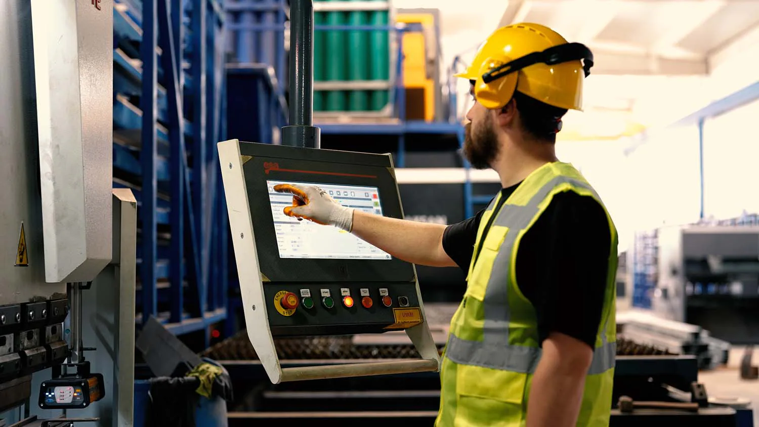 CNC makinesi kontrol paneli ve operatör