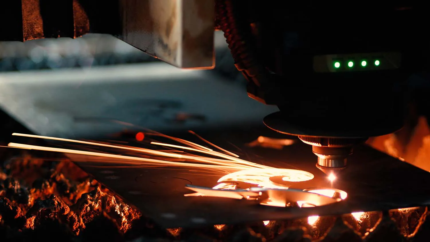 Sac metal üzerinde fiber lazer kesim