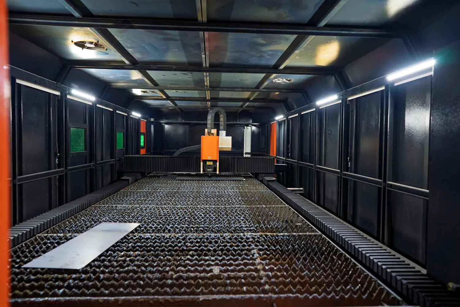 Kapalı fiber lazer kesim hücresi
